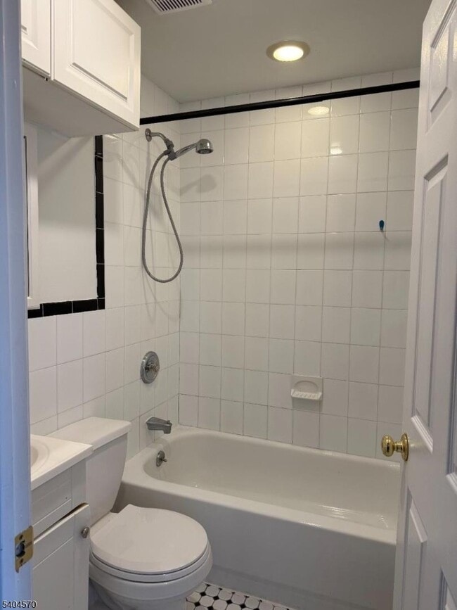 Building Photo - 220 E Broad St