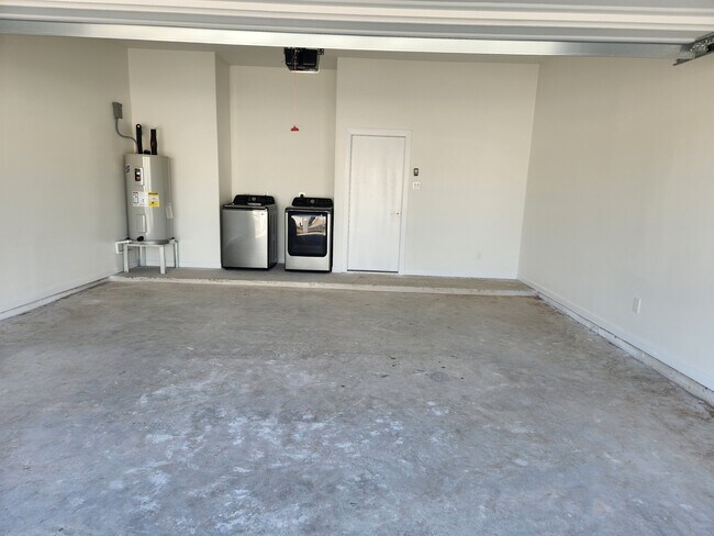 Building Photo - 2707 W Kerria Ave