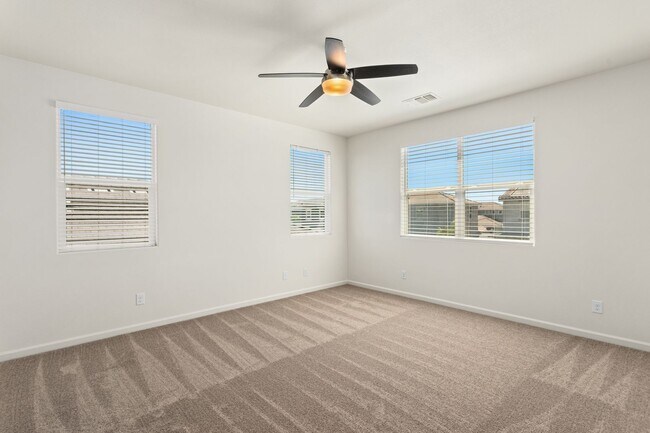 Building Photo - Gorgeous home in Roseville!