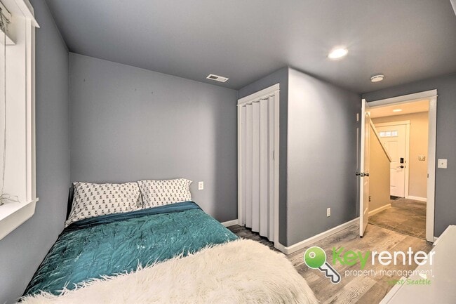 Building Photo - Beautifully Renovated 3 Bed Townhome in Prime North Seattle Location