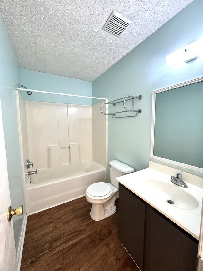 Building Photo - 2BR/2.5 Bath Townhome Minutes to Camp Lejuene