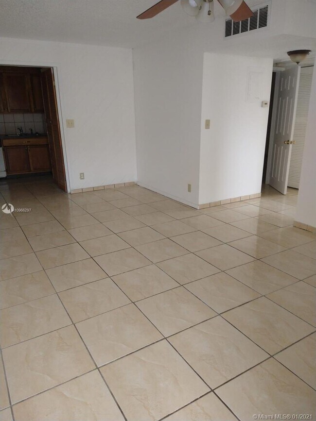 Building Photo - 2641 Riverside Dr
