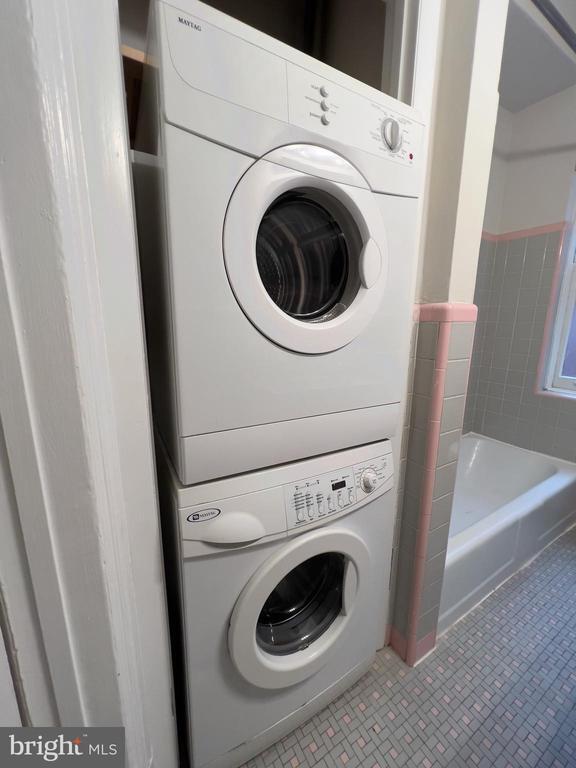 Building Photo - 2038 Locust St