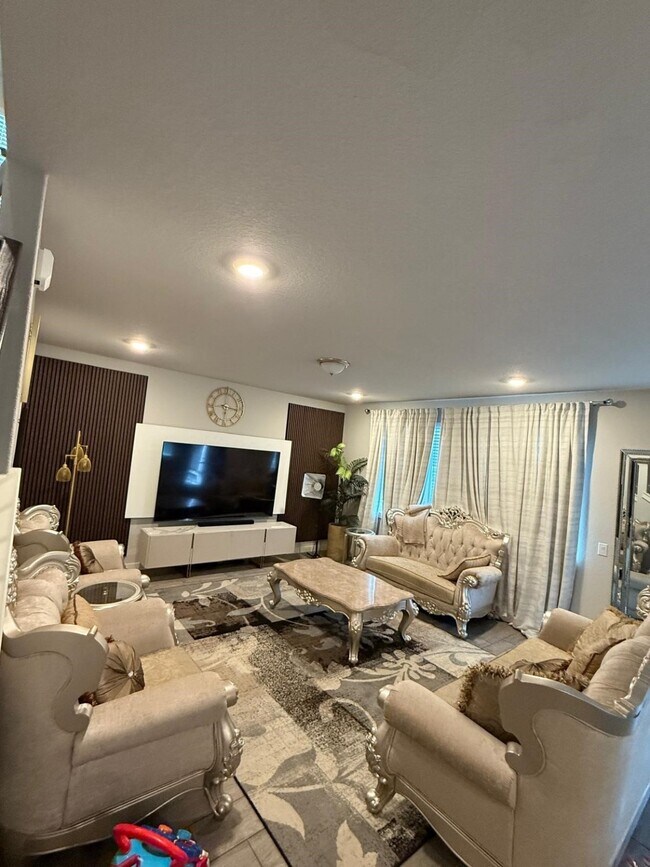 Building Photo - 740 Ft Leonard