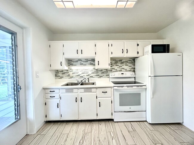 Kitchen - 52 River Shore Dr