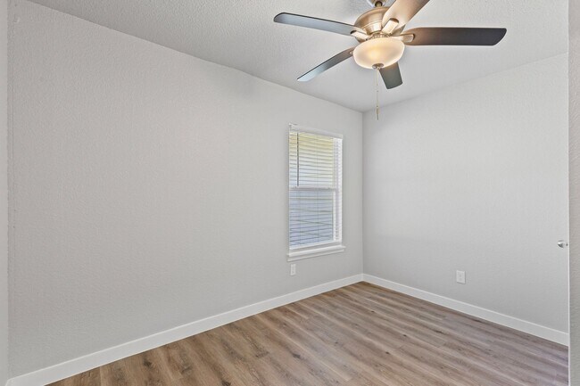Building Photo - Charming in Cleburne!