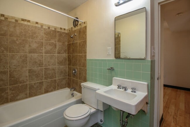 Building Photo - 2BR/1BA Apartment - Near Campus - Swift access to Class! WATER INCLUDED! $1,000/MO