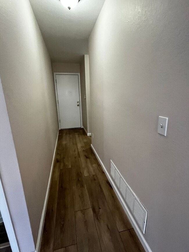Building Photo - 3 Bedroom 2 1/2 Bathroom Home in Highlands Ranch