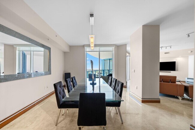 Building Photo - 333 Las Olas Way