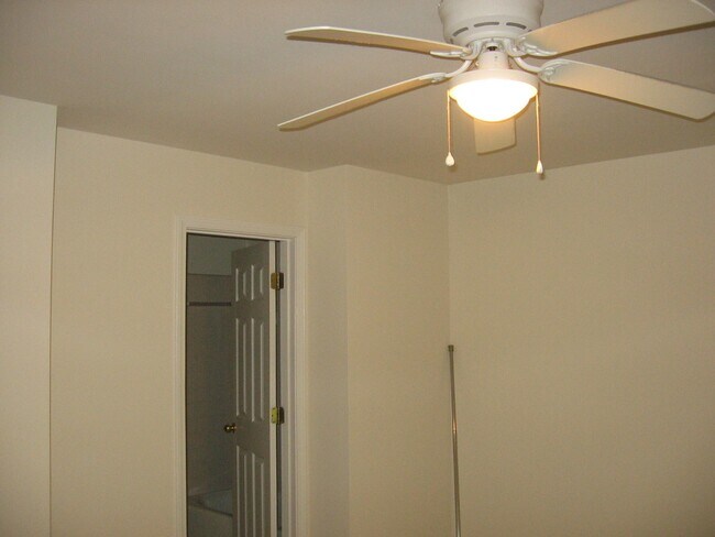Building Photo - 233 Fairmont Ct