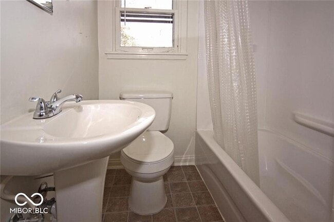 Building Photo - 210 W Sycamore St