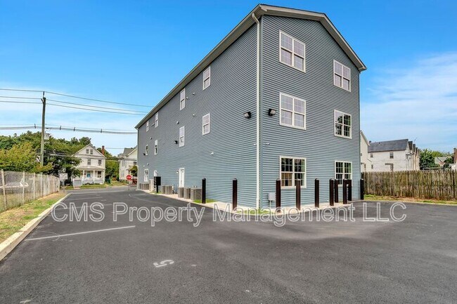 Building Photo - 88 Louis St