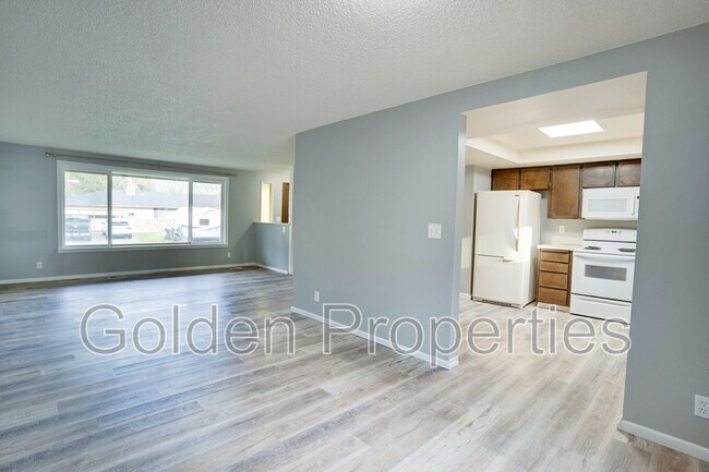 Building Photo - 3703 E Pine Hill Dr