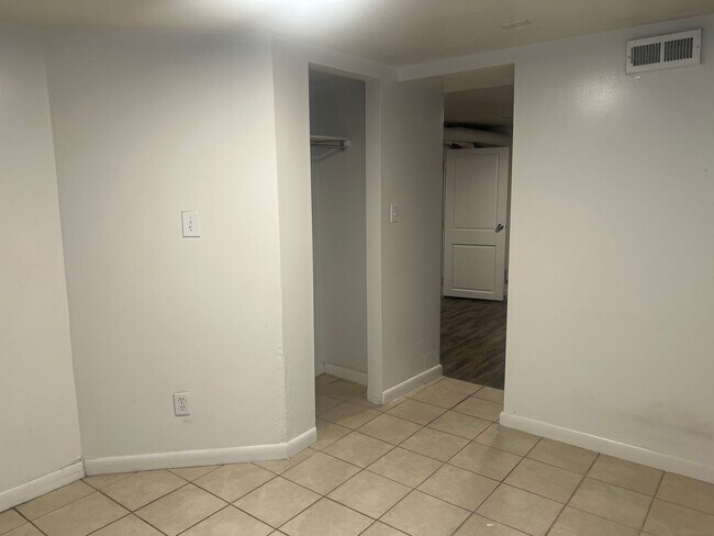 Building Photo - Vine1757