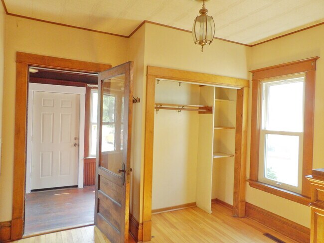 Building Photo - 3 Bedrooms | 2 Bathrooms Near UofM