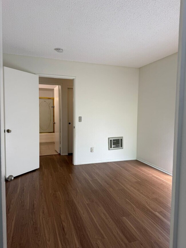 Building Photo - Luxury Living at The Estates Condominium Complex – 2 Bedroom, 2 Bathroom