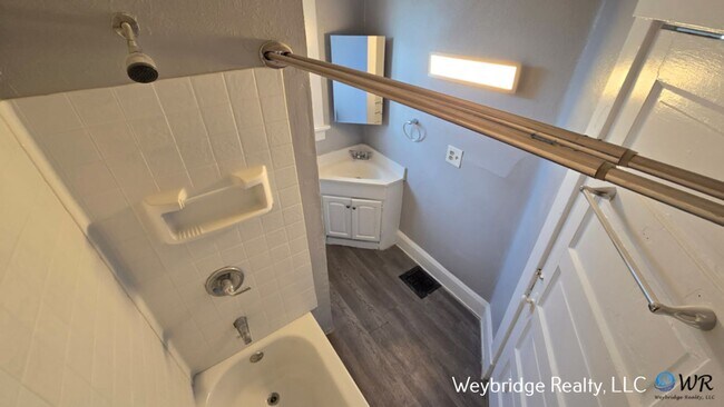 Building Photo - 407 Jackson Ave