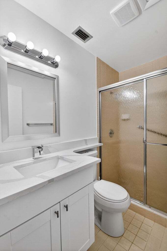 Building Photo - 704 Sunny Pine Way