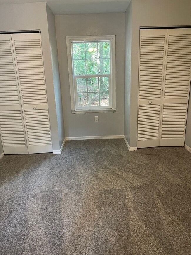 Building Photo - Spacious 2/2 with 2 Car Garage and W/D Hoo...