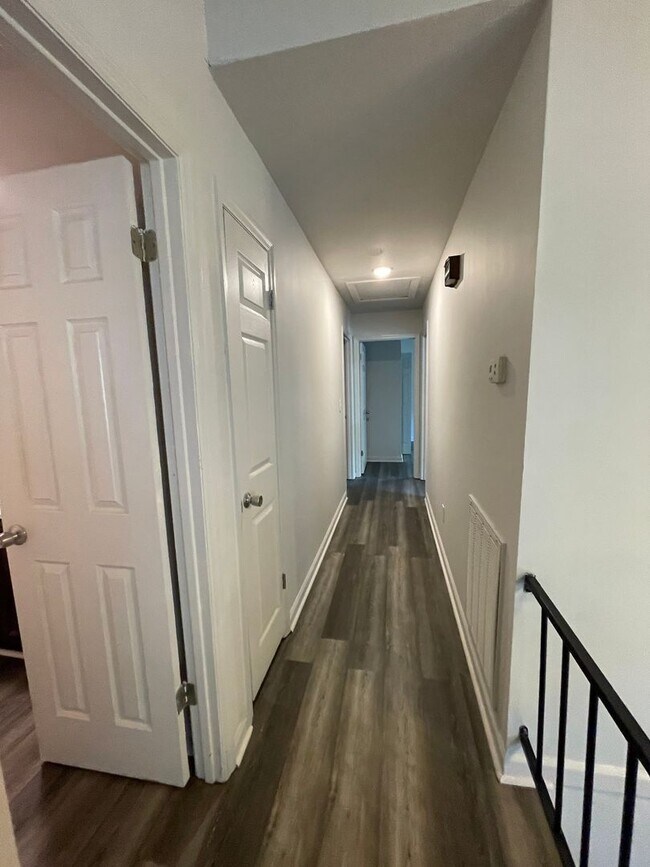 Building Photo - Beautifully renovated 3 bedroom 2.5 Bath