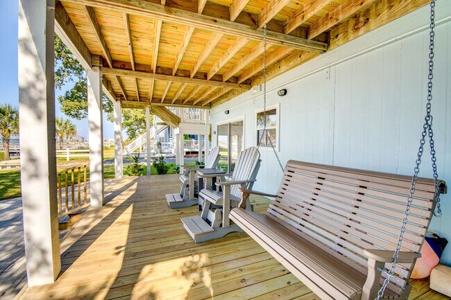 Building Photo - Seasonal Rental: Total Relaxation with Sou...