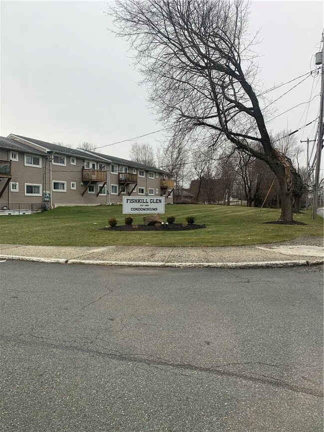 Building Photo - 11 Fishkill Glen Dr