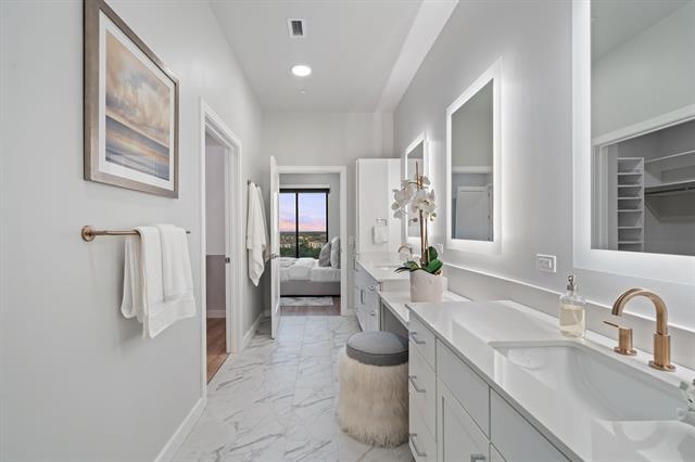 Building Photo - 3111 Sunset Blvd