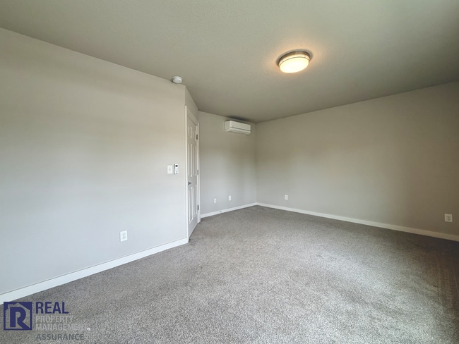 Building Photo - Spacious & Modern 3BR/2BA Home in Quiet Hillsboro Neighborhood