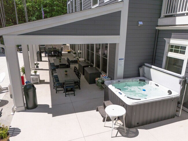 Building Photo - 2171 Lakeshore Dr