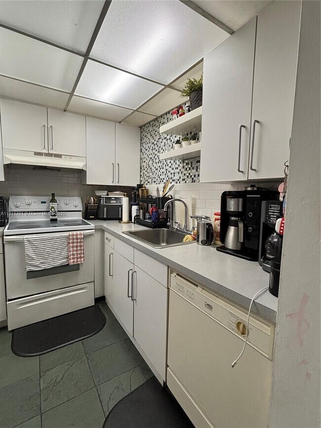 Building Photo - 3561 SW 117th Ave