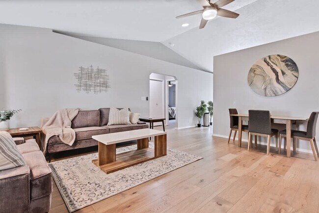 Building Photo - 925 N Stonehenge Way