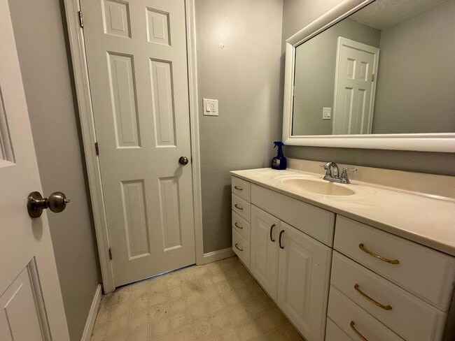 Building Photo - Refreshed 2 Bed 1.5 Bath Townhouse | Pet O...