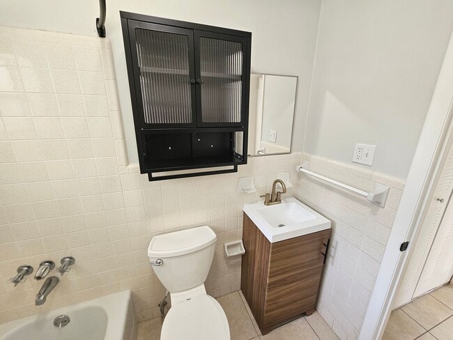 Building Photo - Beautiful and cozy 2/1 apartment available now!