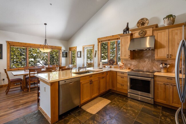 Building Photo - 4 Bed, 4 Bath Condo in The Big Sky Meadow with Garage!