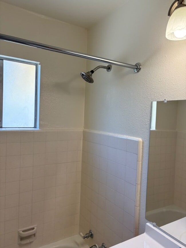 Building Photo - Beautiful 3 Bedroom, 1 Bathroom house