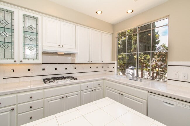 Building Photo - Spacious 3 Bed/2.5 Bath in Desirable UTC La Jolla Community of Toscana