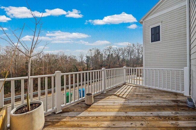 Building Photo - Like new 3-bed, 2.5 bath townhome in Cramerton Mills Parkway!