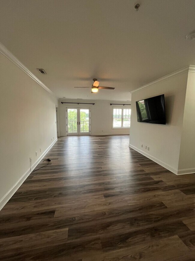 Building Photo - Modern condo  in the center of shopping , restaurants and entertainment venues.