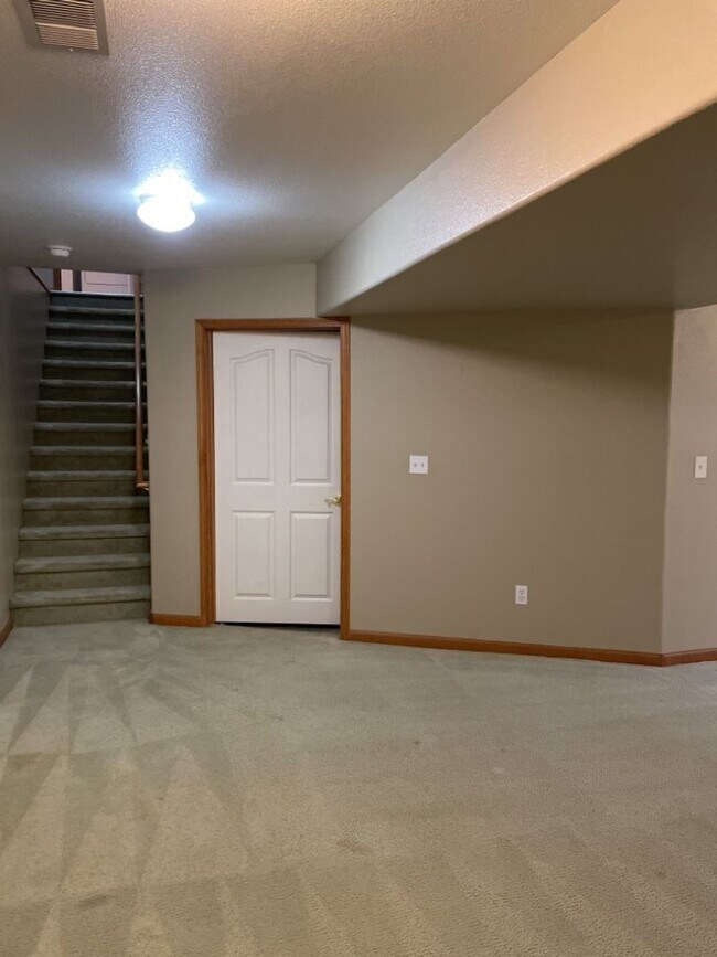 Building Photo - 4 Bed 2.5 Bath Home in Windsor