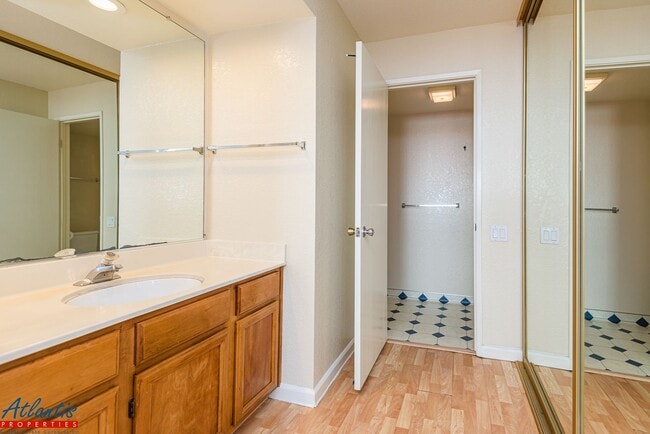 Building Photo - Lovely Condo | Central A/C | Garage