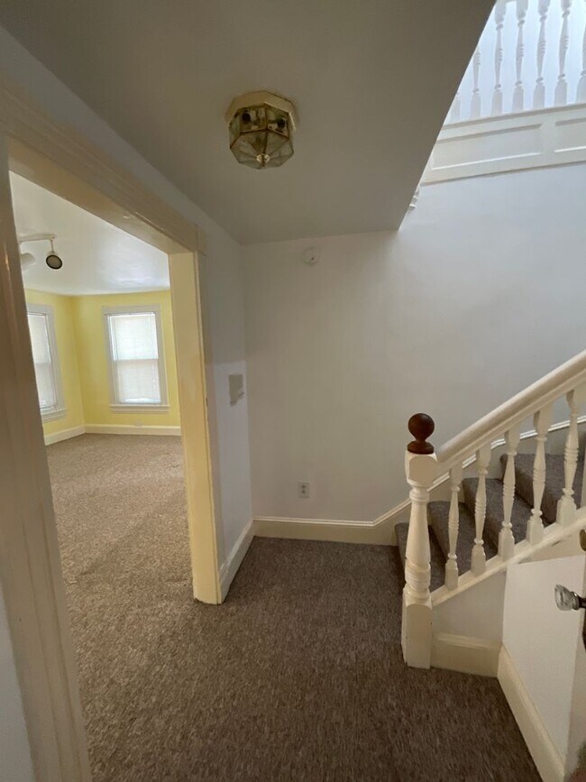 Building Photo - Adorable One Bedroom in Historic Downtown Portsmouth