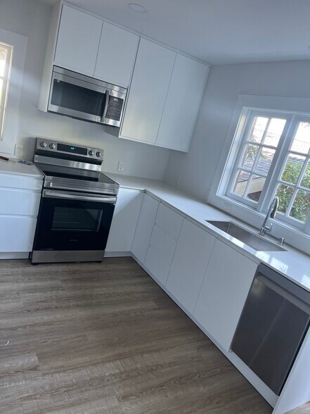 Full modern kitchen with electric oven - 34 Oak Ridge Rd