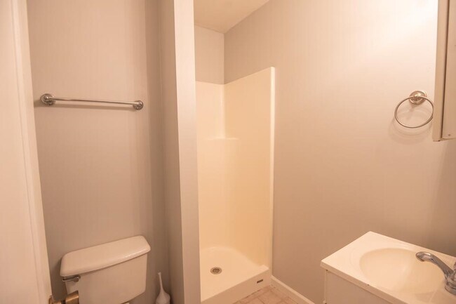 Building Photo - 622 W 10th Ave