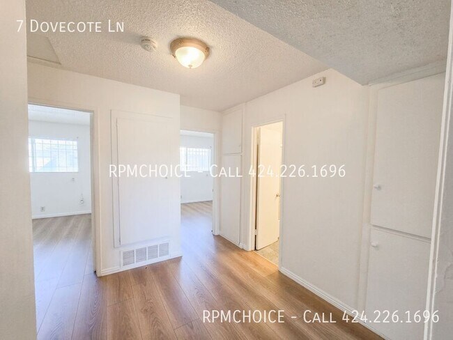 Building Photo - 7 Dovecote Ln