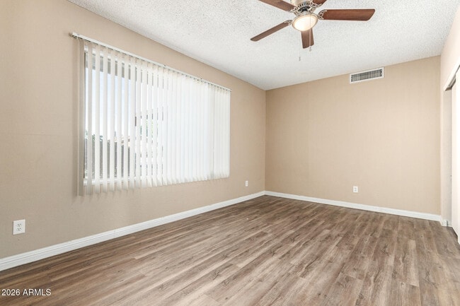 Building Photo - 1049 E Carter Dr