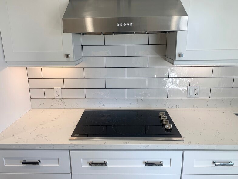 Building Photo - 7560 Hollywood Blvd