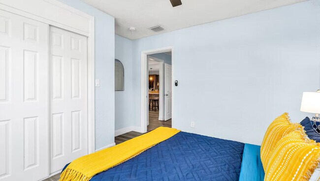 Building Photo - 138 E 22nd Ct