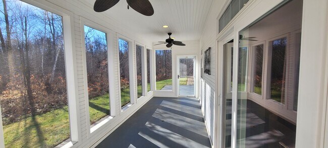 Building Photo - Three Bedroom 2.5 Bath House