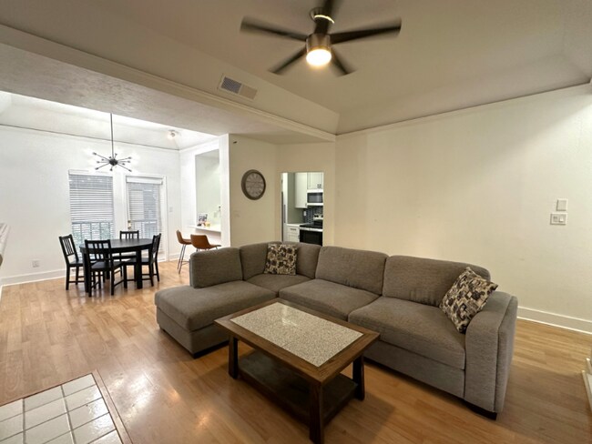 Building Photo - 3105 San Jacinto St