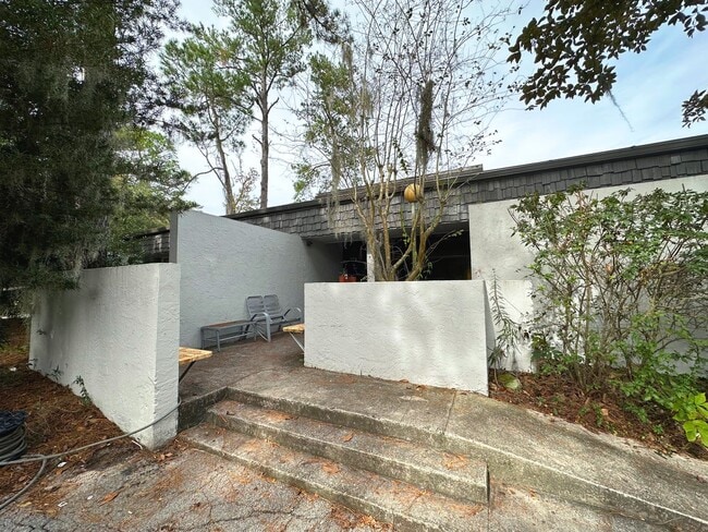 Building Photo - Huge 6 Bedroom, 3.5 Bathroom House in the ...